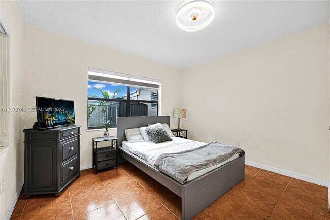 Building Photo - 6840 SW 26th Ct