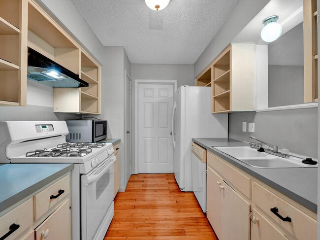 Building Photo - 7011 Whispering Oaks Dr