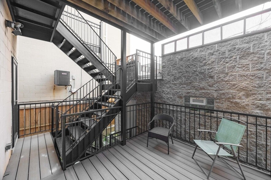 Building Photo - 1327 W Walton St