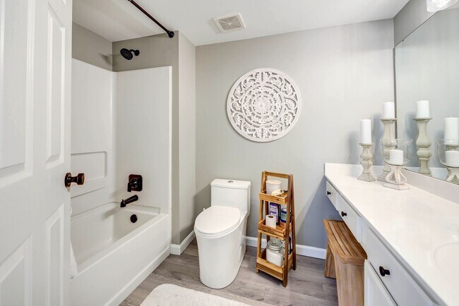 Building Photo - Tastefully updated 2-bedroom, 2-bath condo
