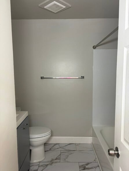 Building Photo - 321 Forrest Ave