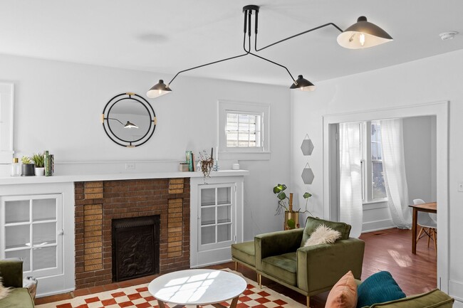 Building Photo - 3 Bed | 2 Bath | Fenced Backyard + Beautif...