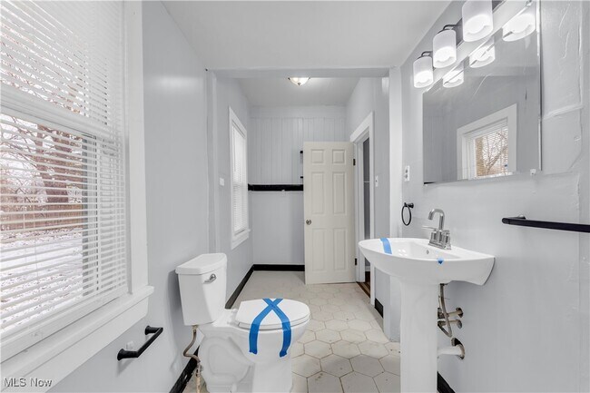 Building Photo - 14917 Darwin Ave