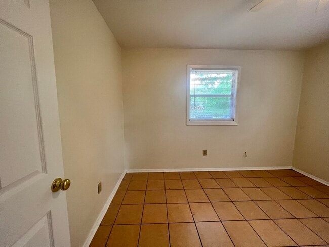Building Photo - 3611 S Lakewood Dr