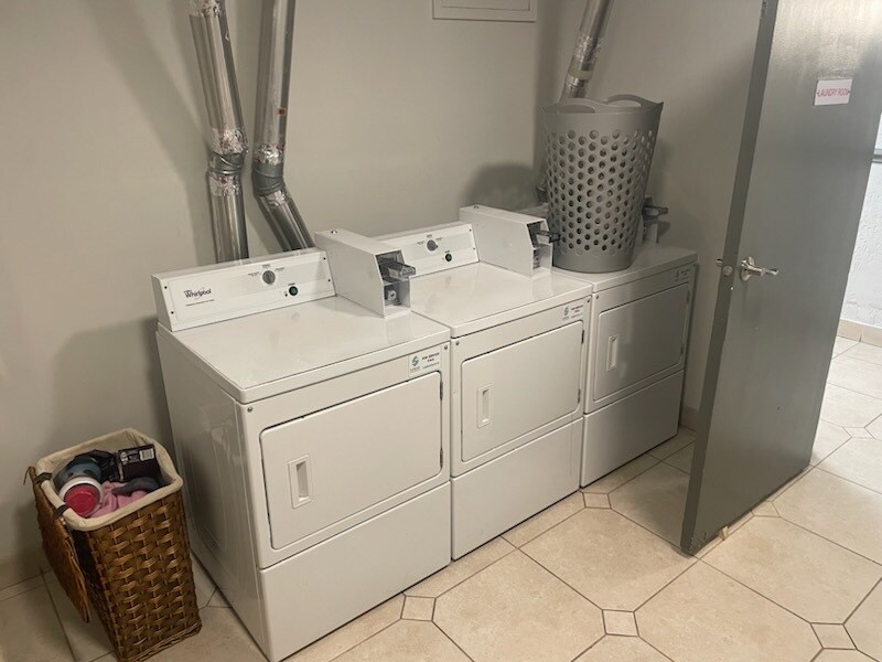 Building Photo - 580 Lawrence Ave