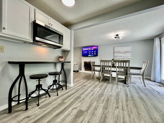 Building Photo - 6631 Pin Oak Ct