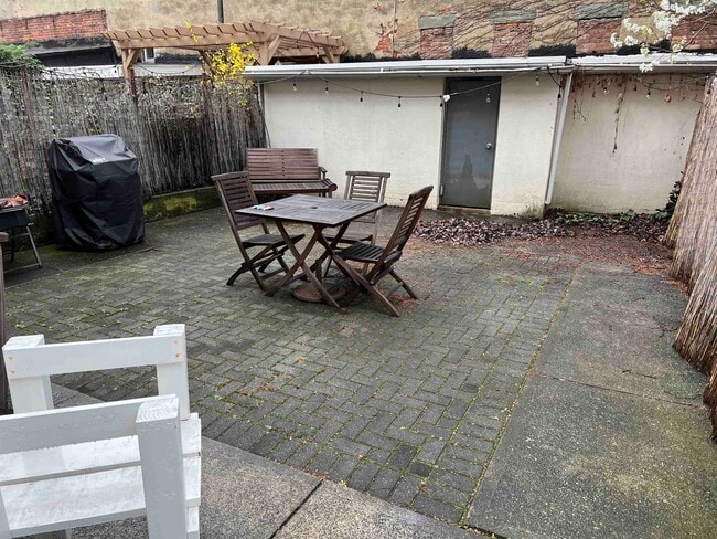 Building Photo - 528 Garden St