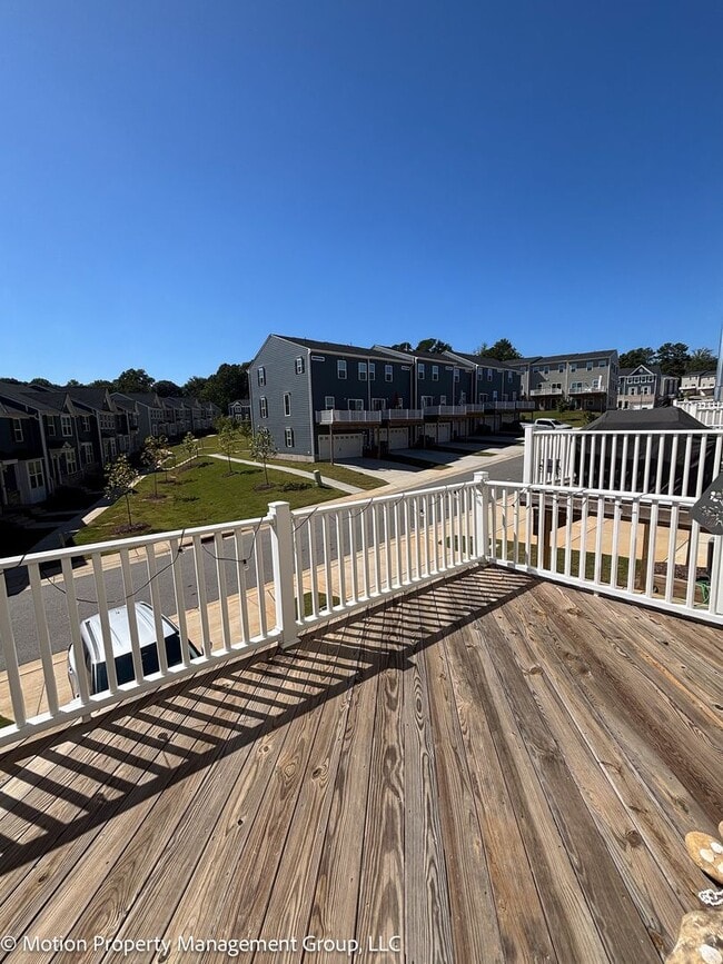 Building Photo - Move-in ready Townhome!