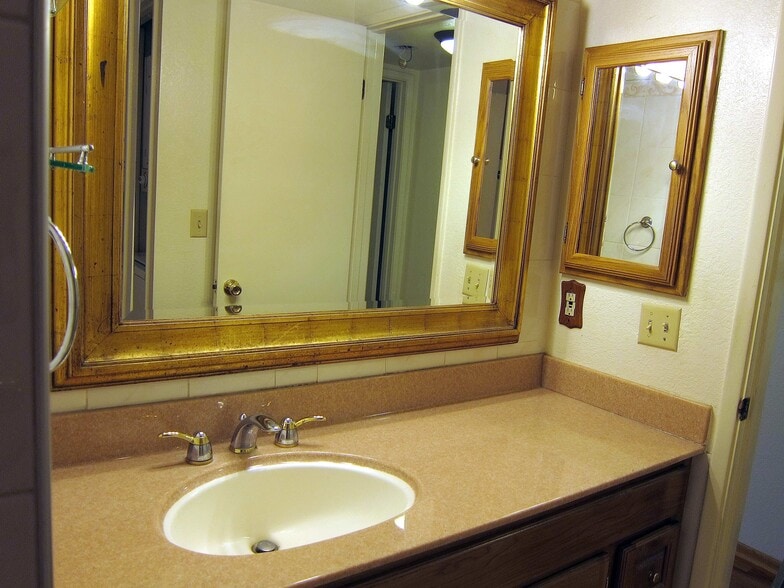 vanity - 3014 Shadow Springs Pl