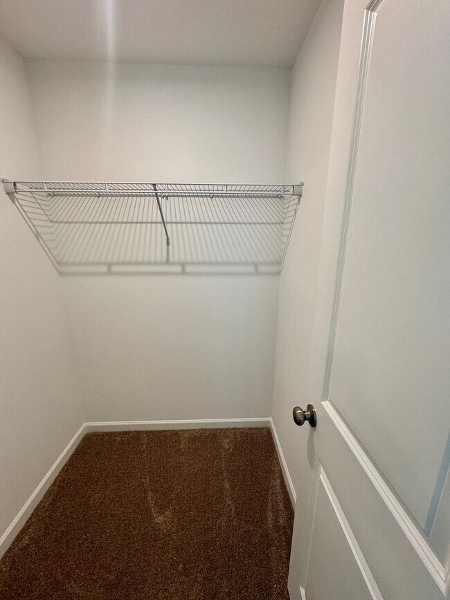 Building Photo - 4BR/2.5BA Two Car Garage in Element Park