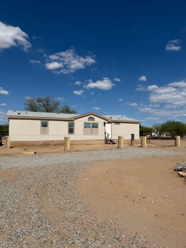 Building Photo - Charming 3-bedroom, 2-bathroom manufacture...