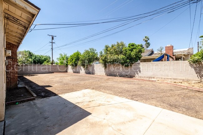 Building Photo - 3 Bedroom, 2 Bath Home Near Bakersfield Co...