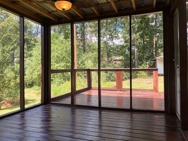 Building Photo - Travelers Rest !! 3 BR, 2 BA with Great Living Space - Den, Bonus Room, Primary Suite has a HUGE ...