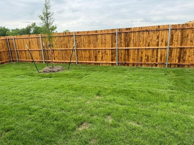 Building Photo - 3904 Kenwood Dr