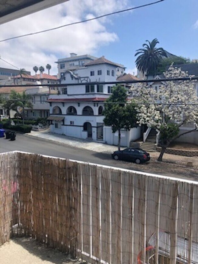 Building Photo - Bankers Hill 1 Bedroom 1 Bath with Downtown San Diego Views