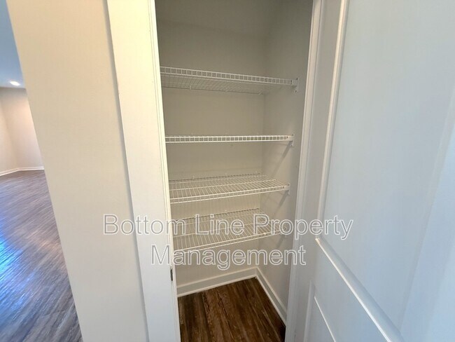 Building Photo - 706 Anglin Forest Way