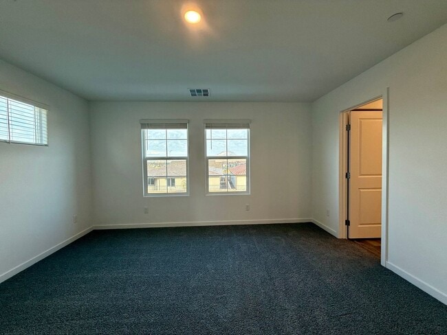 Building Photo - BRAND NEW 3 BED 2.5 BATH 2 CAR GARAGE TOWNHOUSE W/ LOFT IN CADENCE COMMUNITY