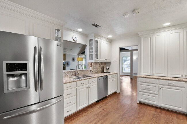 Building Photo - Jewel of Home, Large Lot,  in Wonderful Walkable Neighborhood!