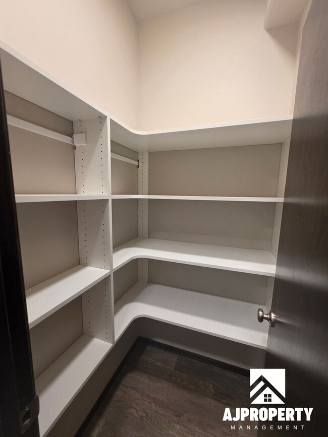Building Photo - 2542 E Meadowside Pl