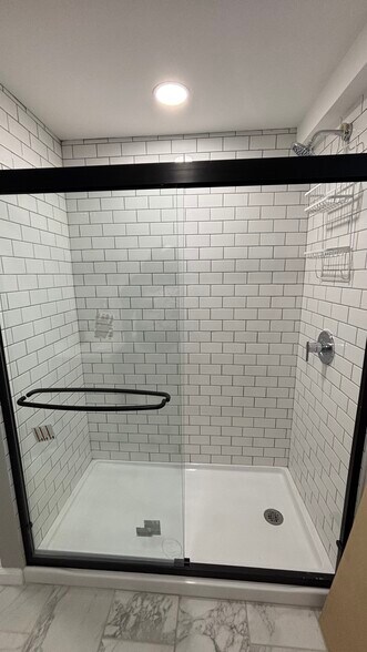 Bathroom: Standing shower - 39 S 27th St