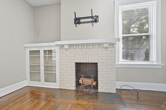 Building Photo - 6 Bed/3 Bath Remodeled Hyde Park Home w/Ce...