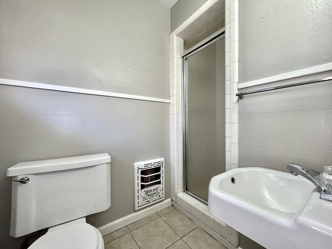 Building Photo - CENTRAL 3BR Private home!  Discounted Move...