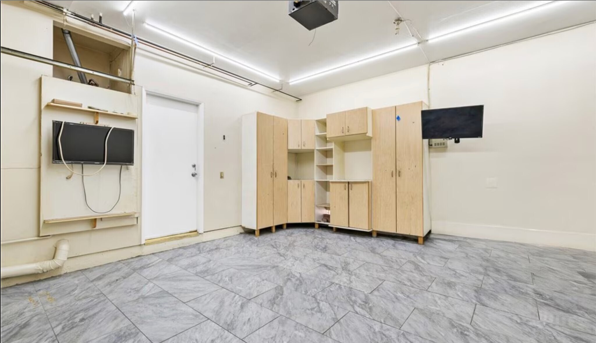 Building Photo - 7050 Dinwiddie St