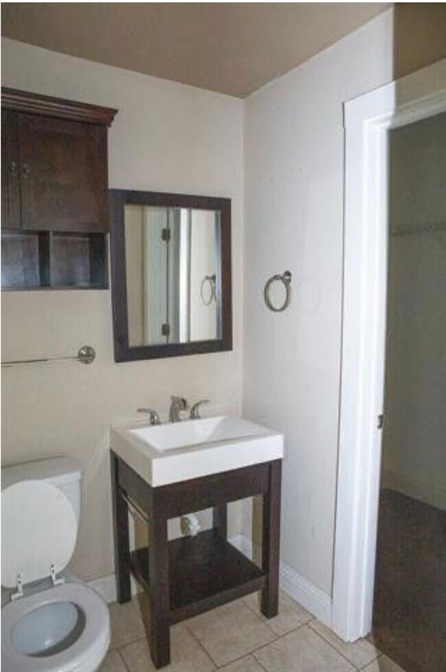 Building Photo - Spacious and Cute!!