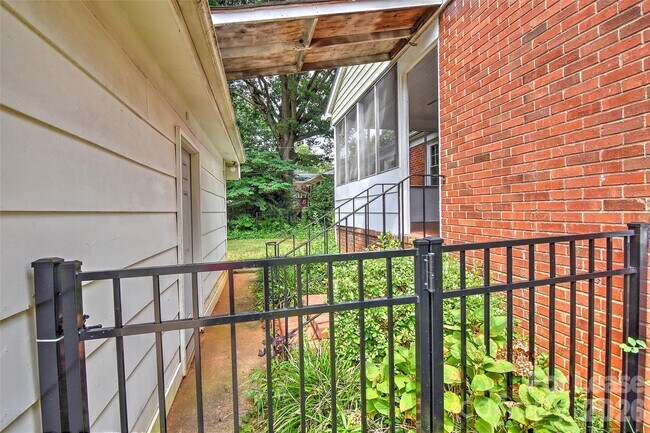 Building Photo - 420 Seneca Pl