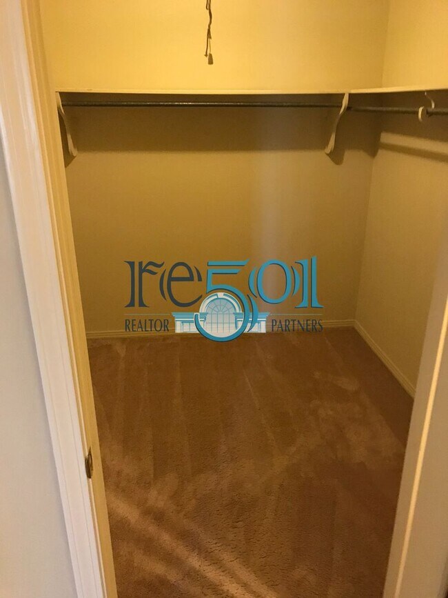 Building Photo - Pleasant Valley Condo