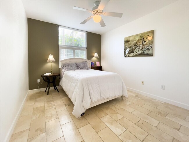 Building Photo - 1900 Van Buren St