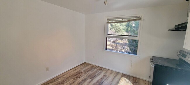 Building Photo - $1500 Cute 1 bedroom 1 bath unit above garage on quiet street