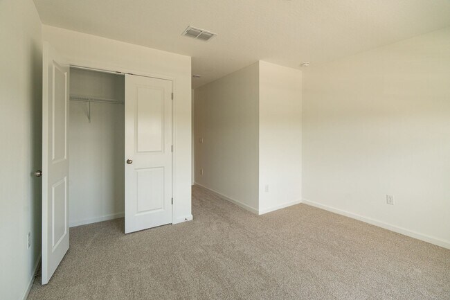 Building Photo - Almost Brand New 3 beds 2.5 baths in East ...