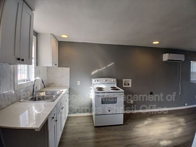 Building Photo - 809 12th St