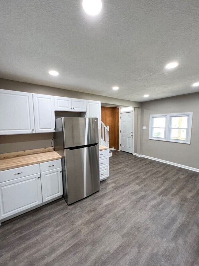 Building Photo - Newly Renovated 3 Bedroom, 1 Bathroom in Spring Hill- Central Air and Brand New Kitchen!!
