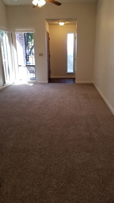 Building Photo - Charming 2 Bedroom Duplex in Fair Oaks!