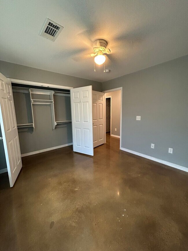 Building Photo - 117 Sequoya Dr