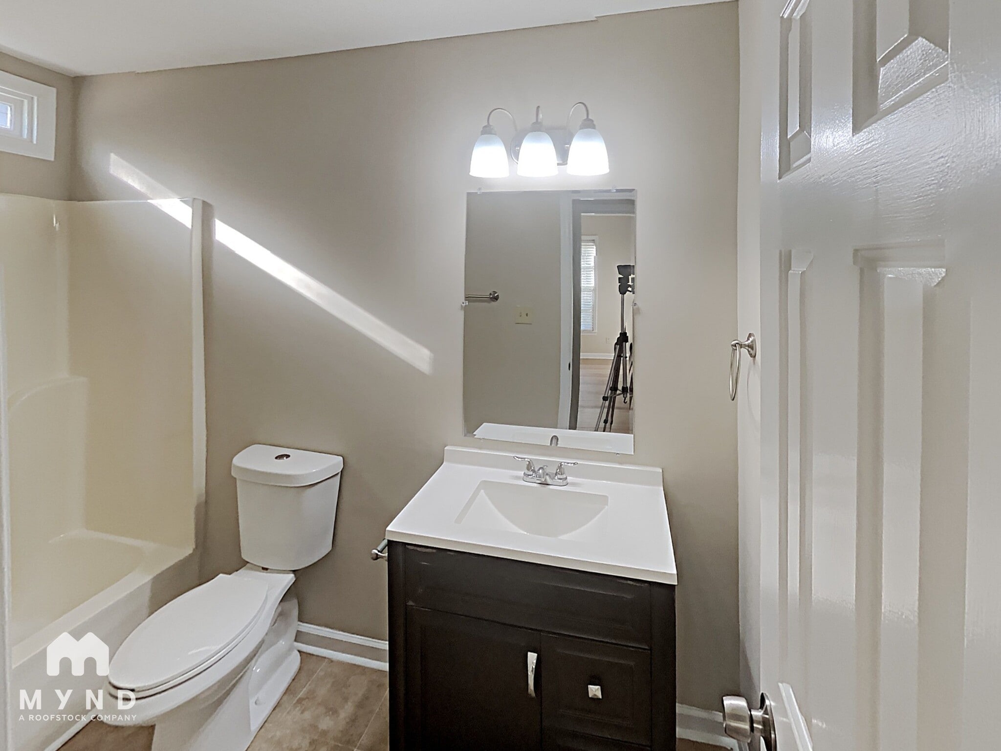 Building Photo - 4521 Aviemore Crescent