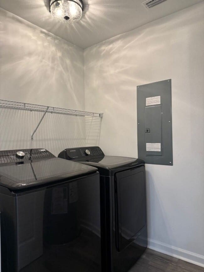 Building Photo - 3 Bedroom 2 Bath House