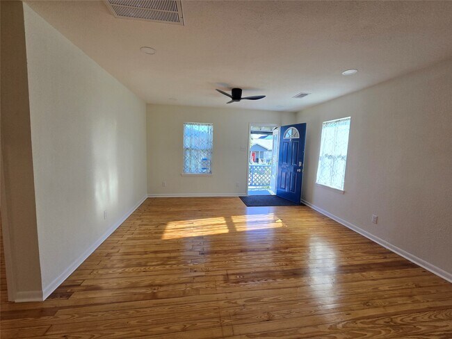 Building Photo - 914 Avenue K