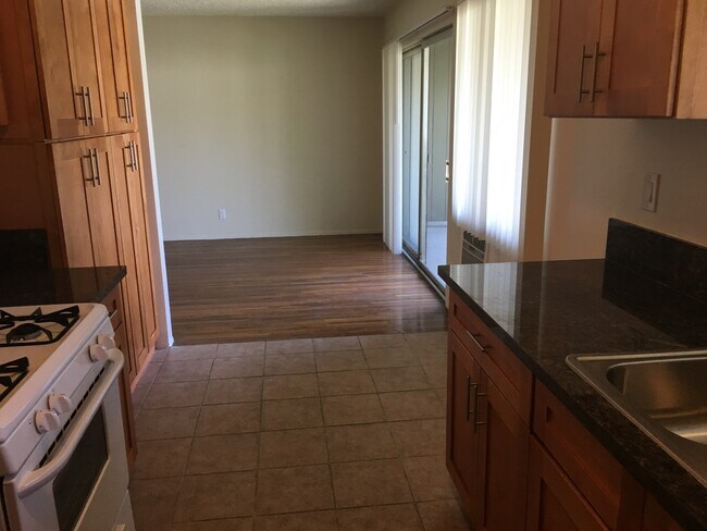 Building Photo - Parr, 10424-10425