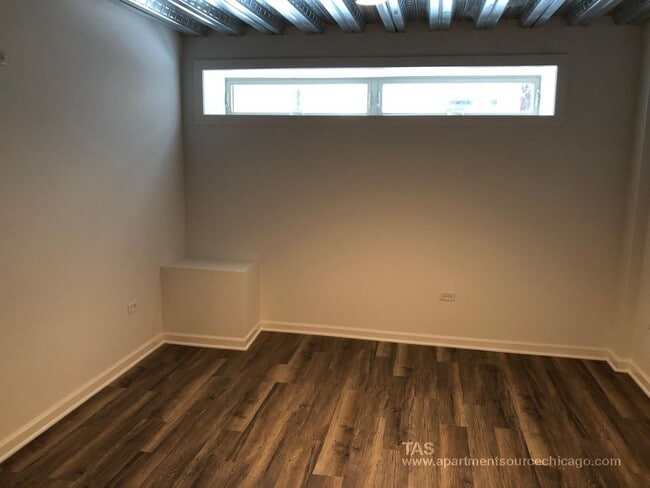 Building Photo - HUGE DUPLEX DOWN condo-quality 2 Bed/2.5 bath In the heart of Wrigley!