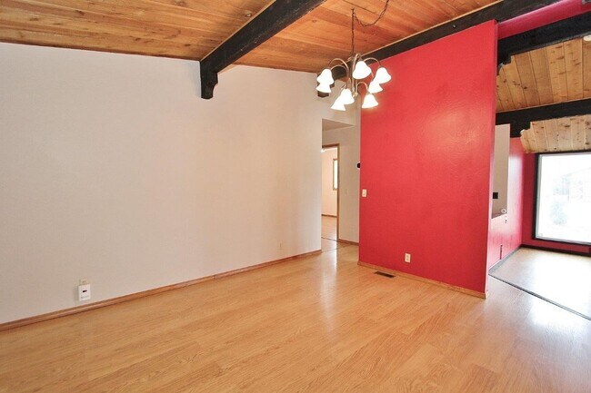 Building Photo - Fantastic Private Oasis in South East Boise!! 6 Month Lease!!