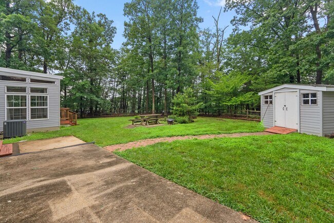 Building Photo - 4 Bedroom, 2.5 Bath Single Family Home in ...