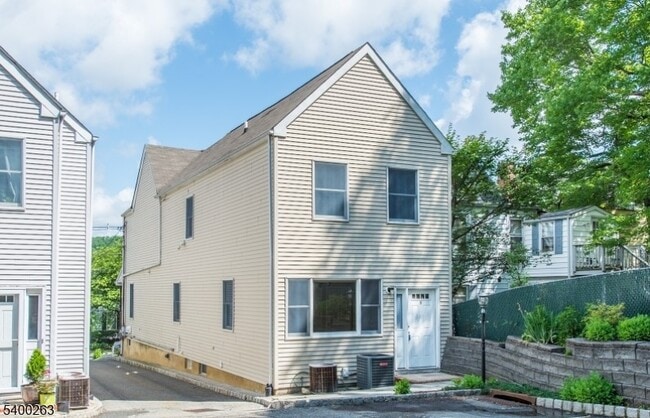 Building Photo - 46 Phoenix Ave