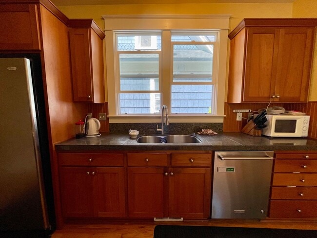 Building Photo - Lovely NE  3 Bed 2 Bath - King Neighborhood - A/C, Garage and Location!