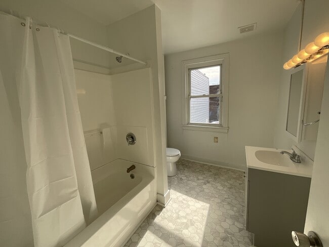 Building Photo - 246 Walnut St