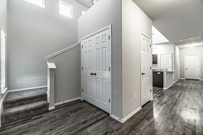 Building Photo - Welcome to this stunning 3-bedroom, 3-bathroom home located in the heart of Bentonville