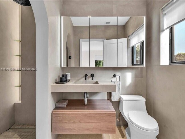 Building Photo - 920 W 47th Ct