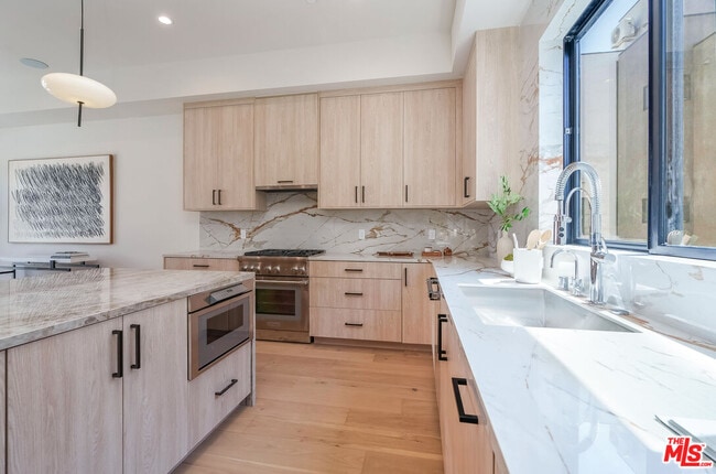 Building Photo - 1859 Barry Ave